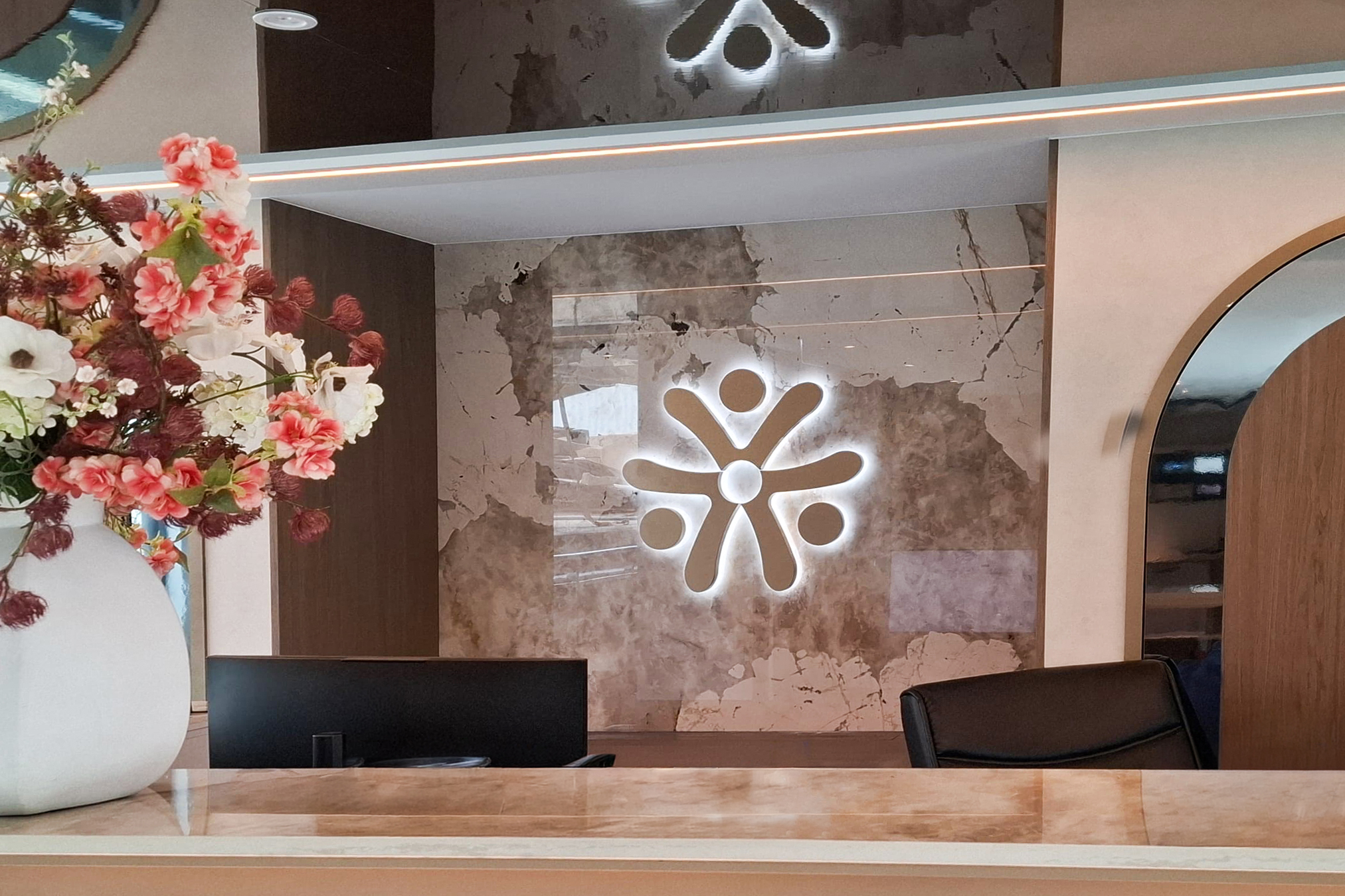 Eindresultaat lichtgevende signing achter entreebalie op passagiersschip Century Star