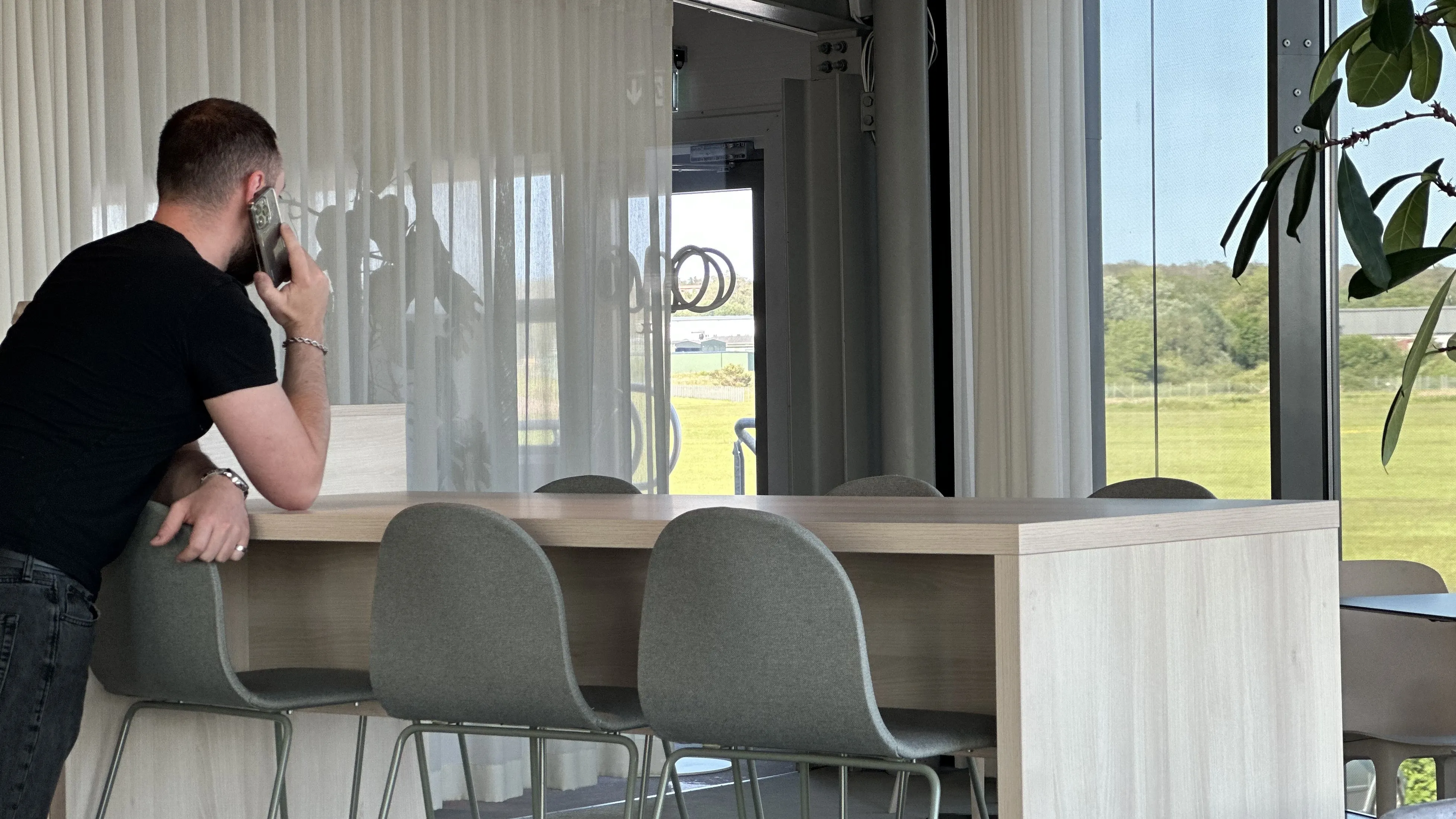 Arbetare på Well Designed i Halmstad, pratar i telefon på kontoret.