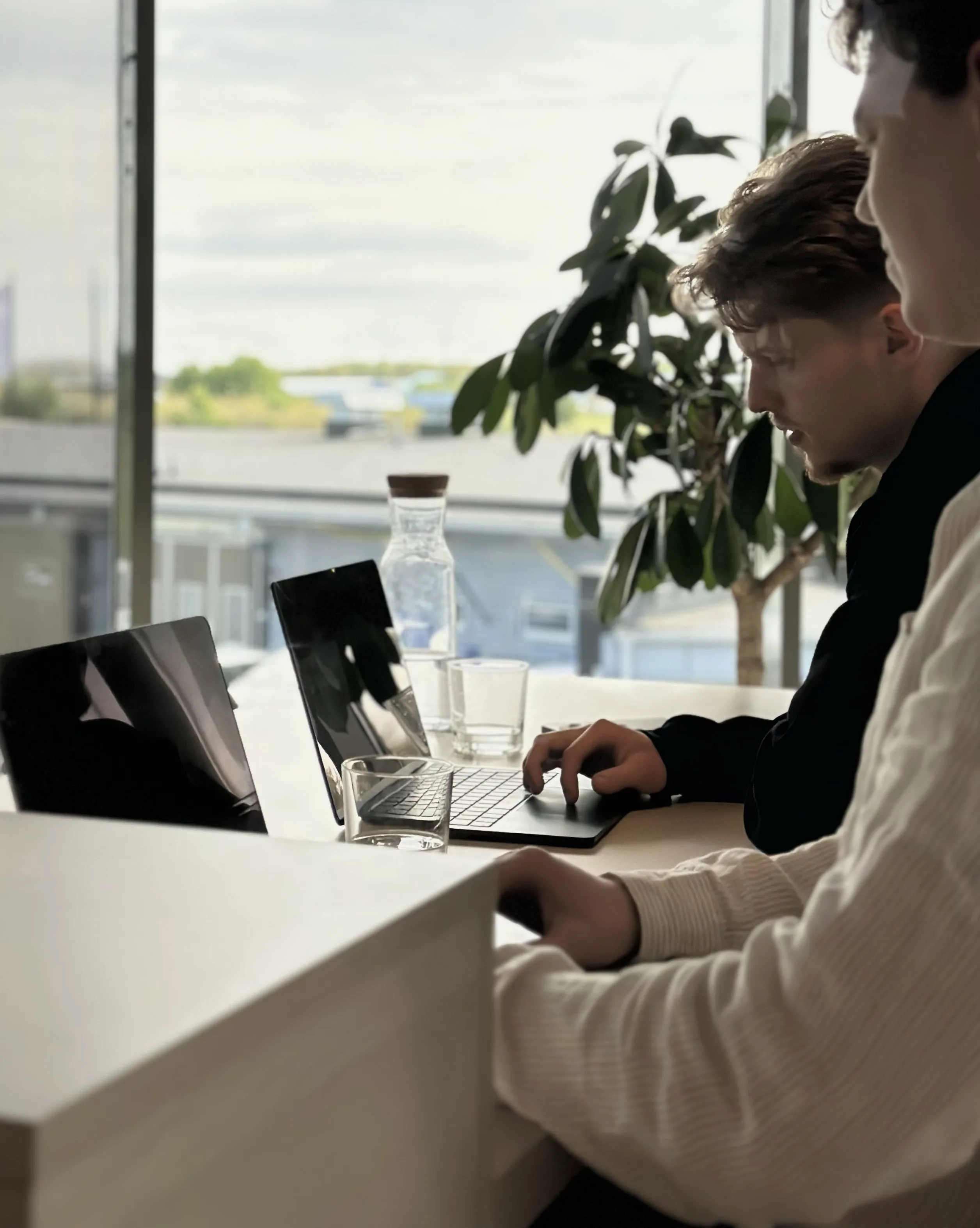 Arbetar med sökmotoroptimering, på kontoret, well designed halmstad.