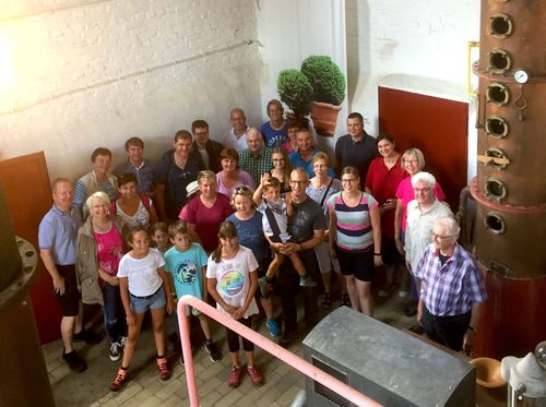 Eine Besuchergruppe bei einer Brennereiführung auf Gut Weihershof