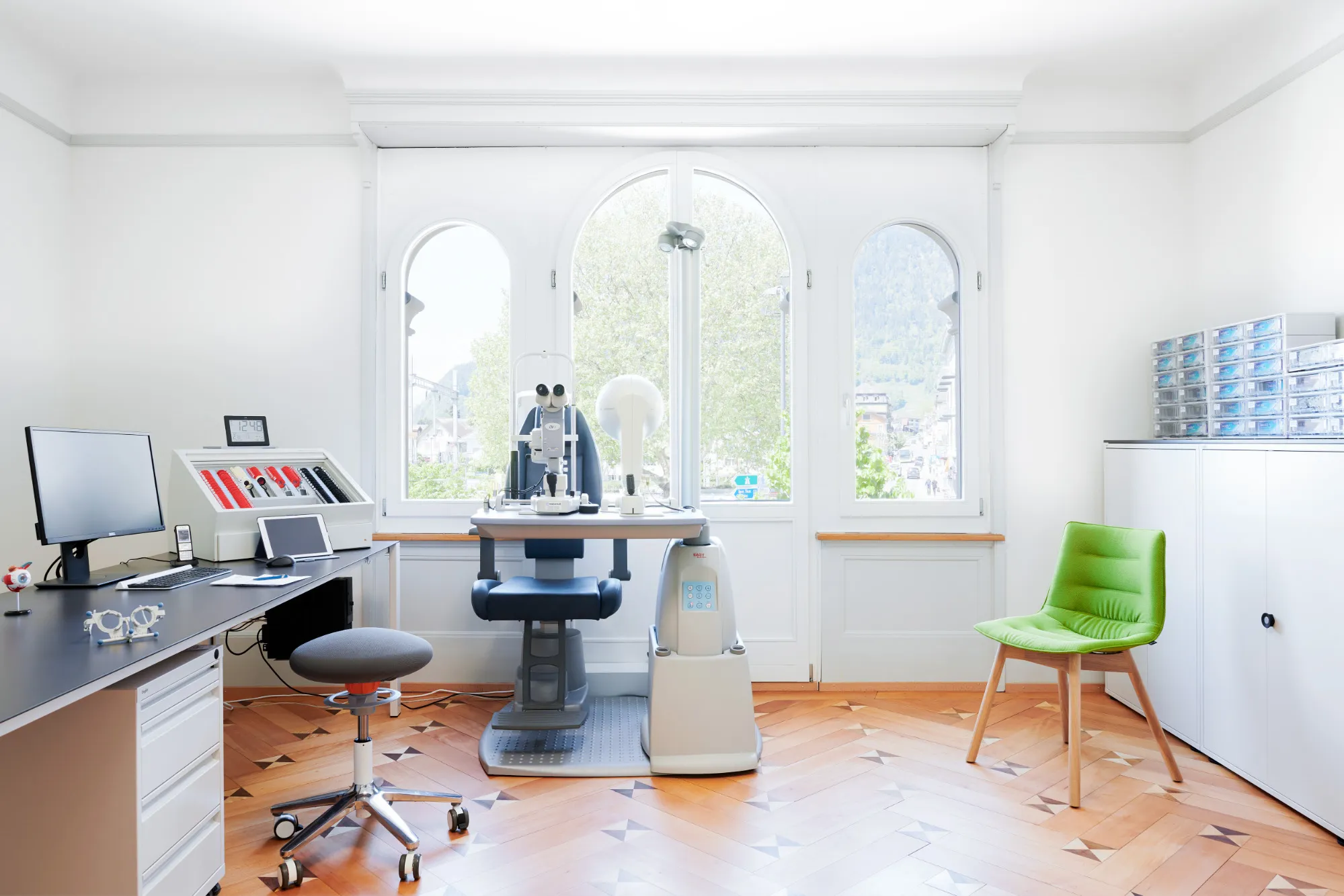 Augenuntersuchungsraum bei Urfer Optik mit moderner Messausstattung.