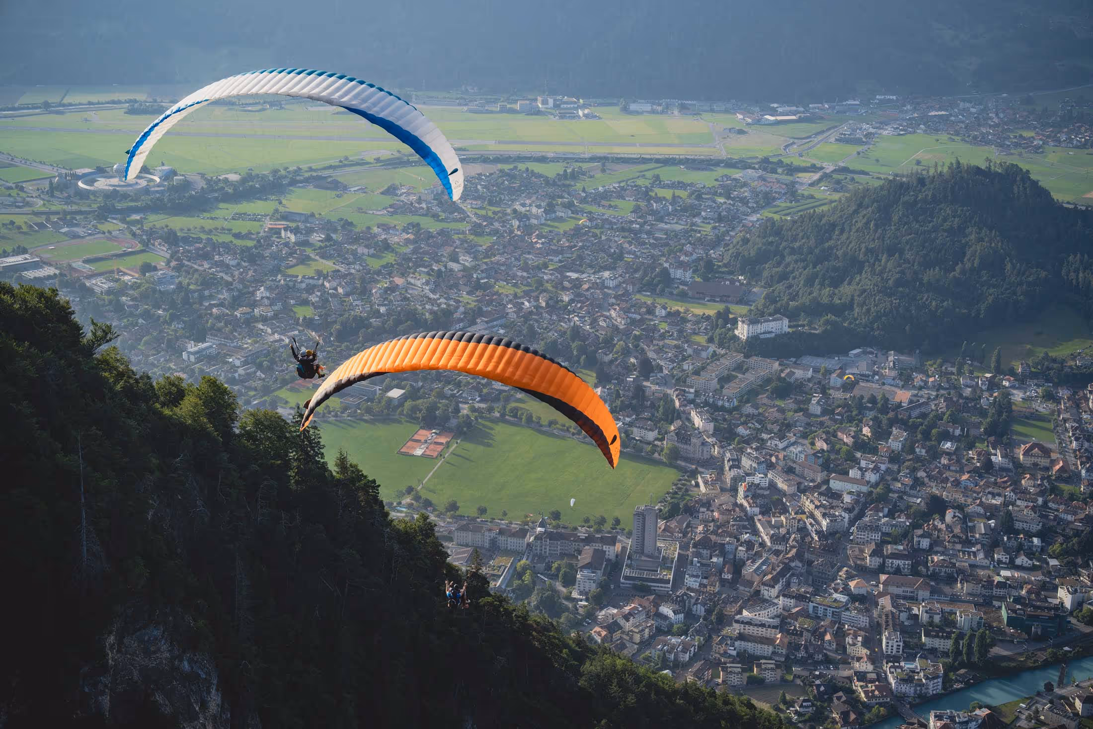 Kameramann justiert ein professionelles Filmobjektiv.