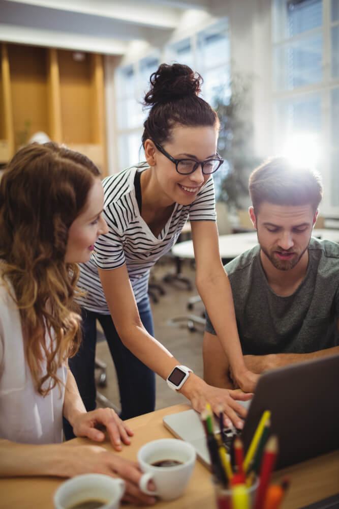 Equipo trabajando en gestión de proyectos