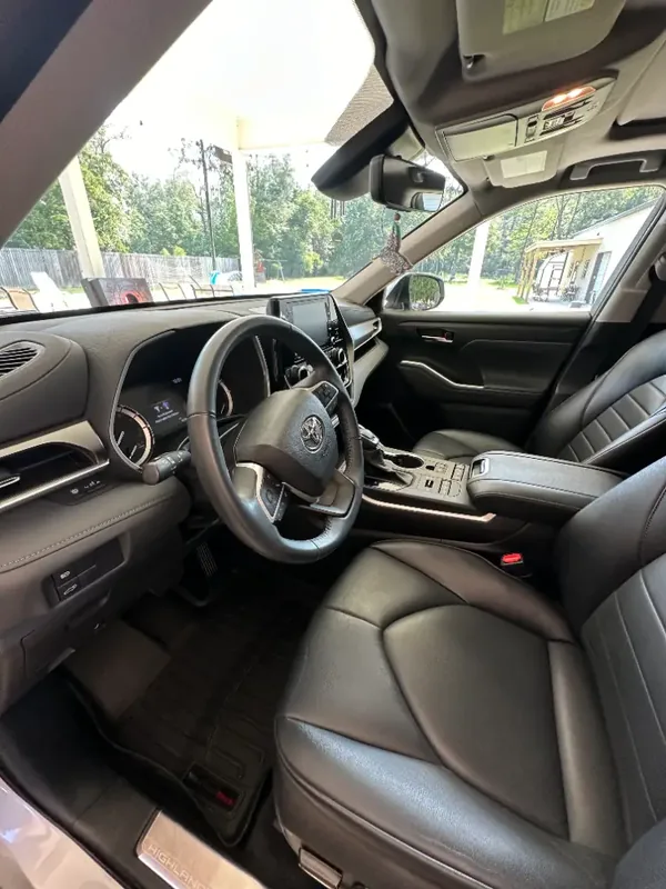 Toyota Highlander black leather interior detail in Baton Rouge, LA by Immaculate Detailing of BR.