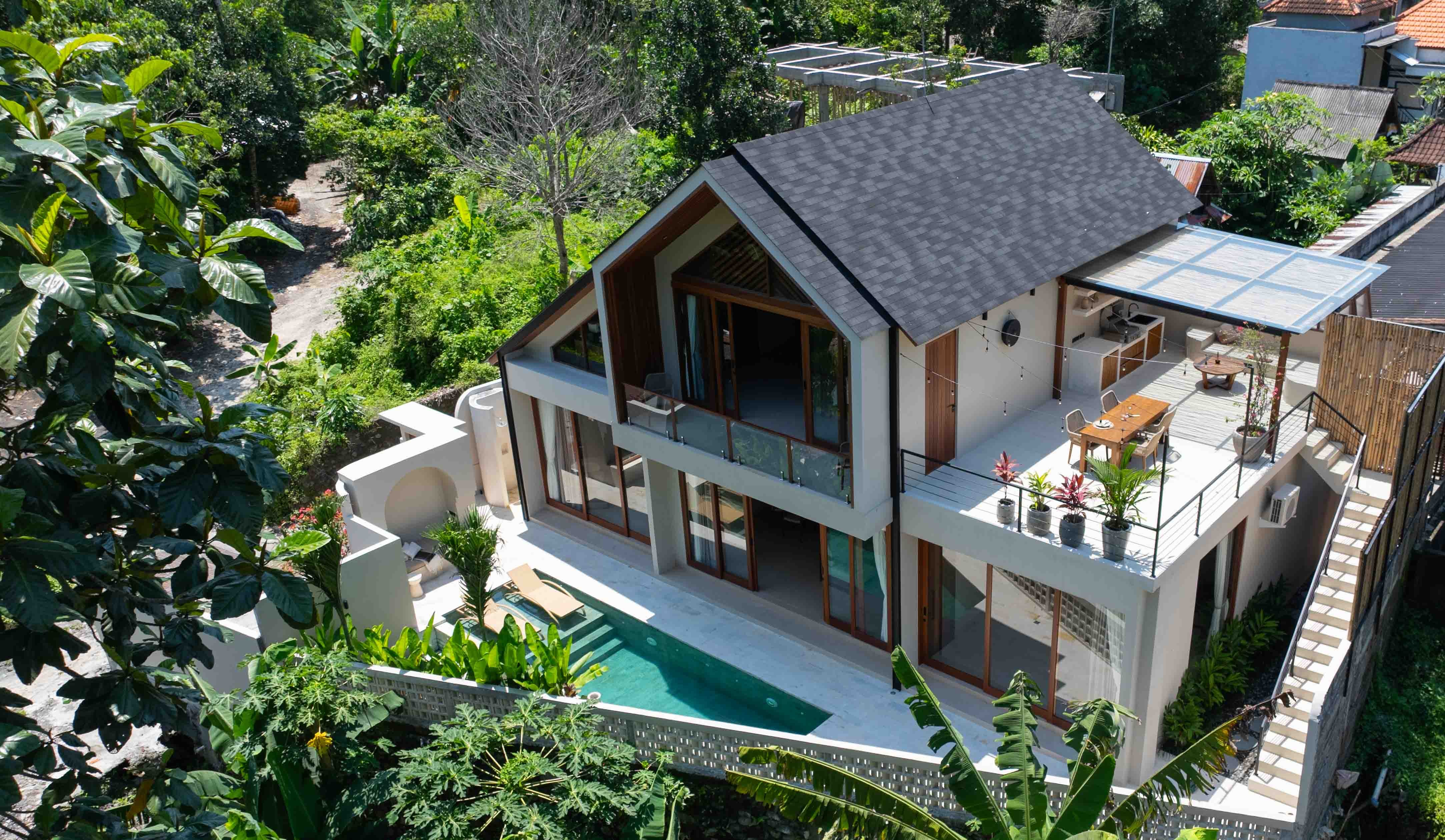 3-Bedroom Villa with Infinity Pool and Sunset Panorama in Cepaka