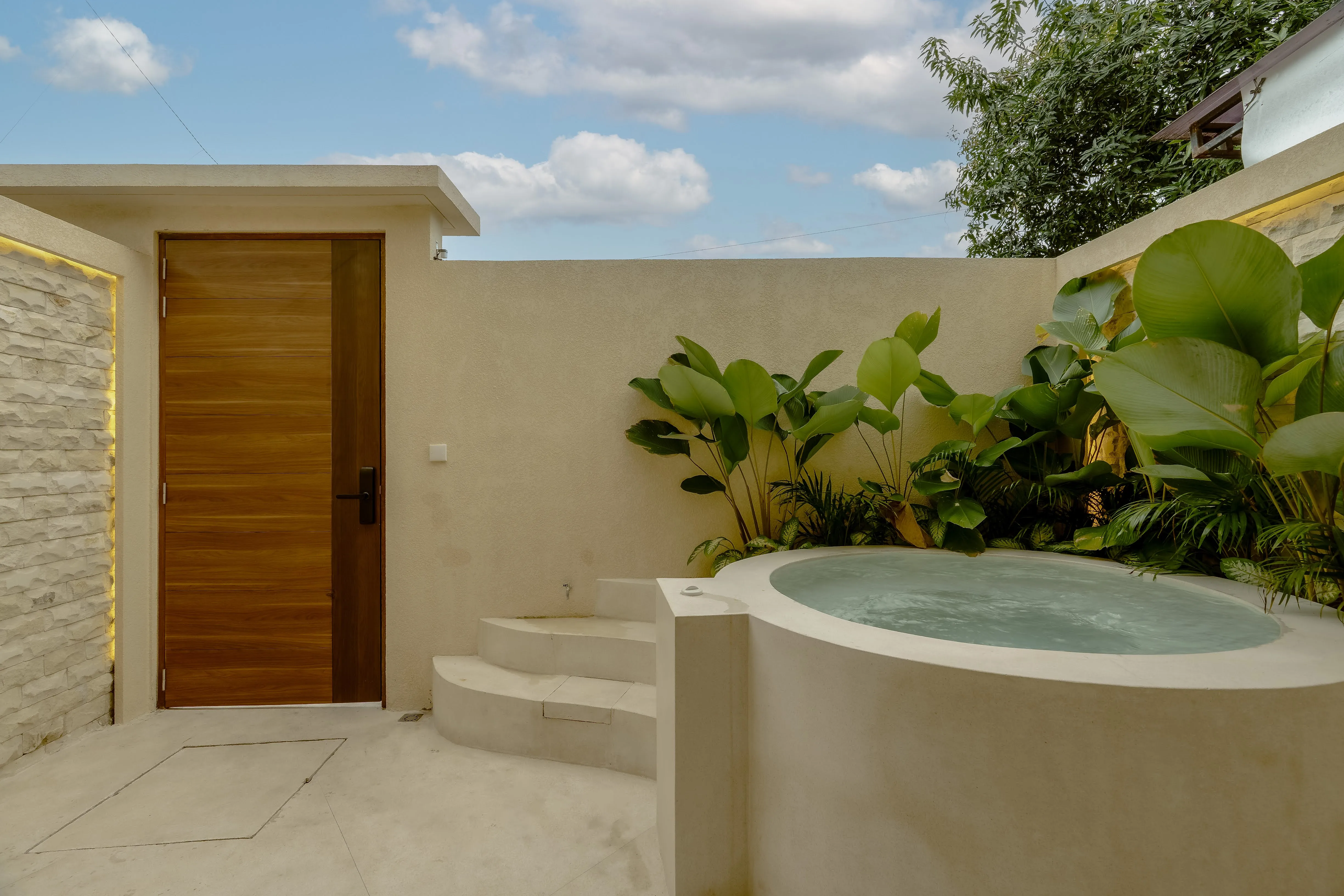 1 Bedroom Villa with Outdoor Jacuzzi and Enclosed Living Space in Berawa
