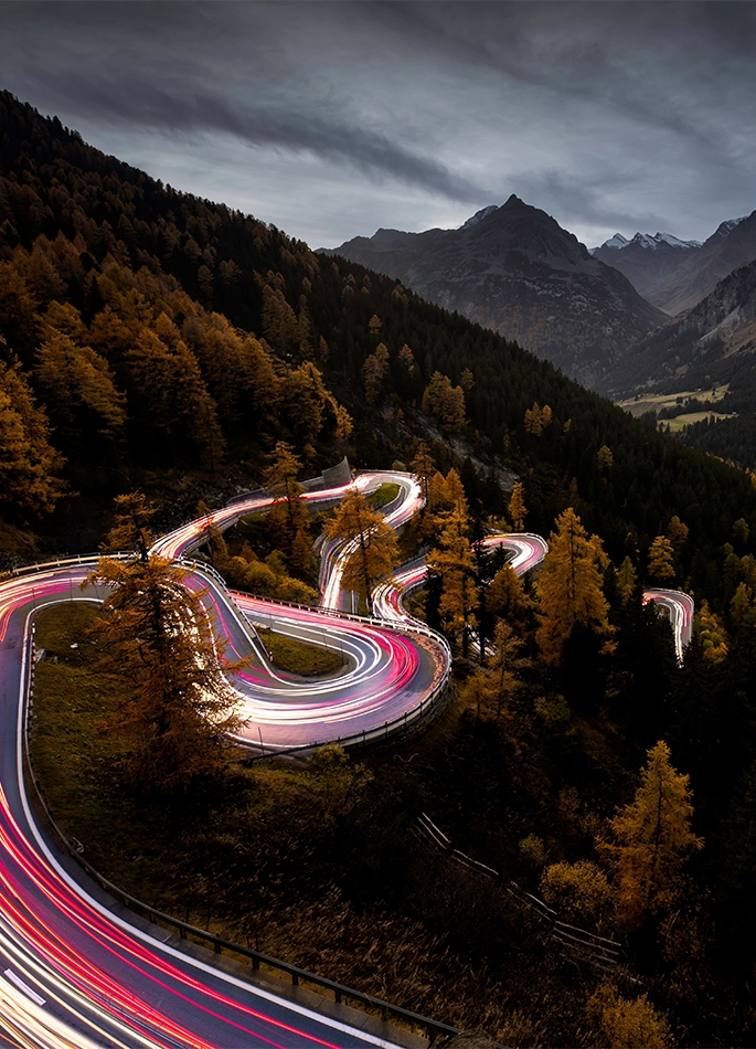 3 - Langzeitbelichtung einer Passstrasse bei Nacht 