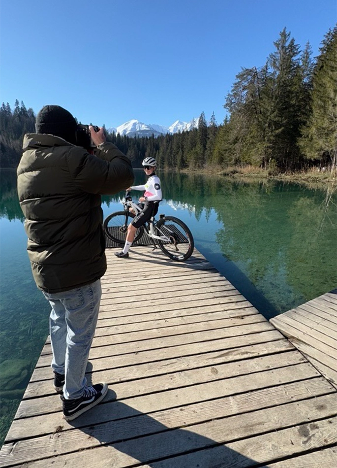 3 - Velofahrerin an See wird fotografiert
