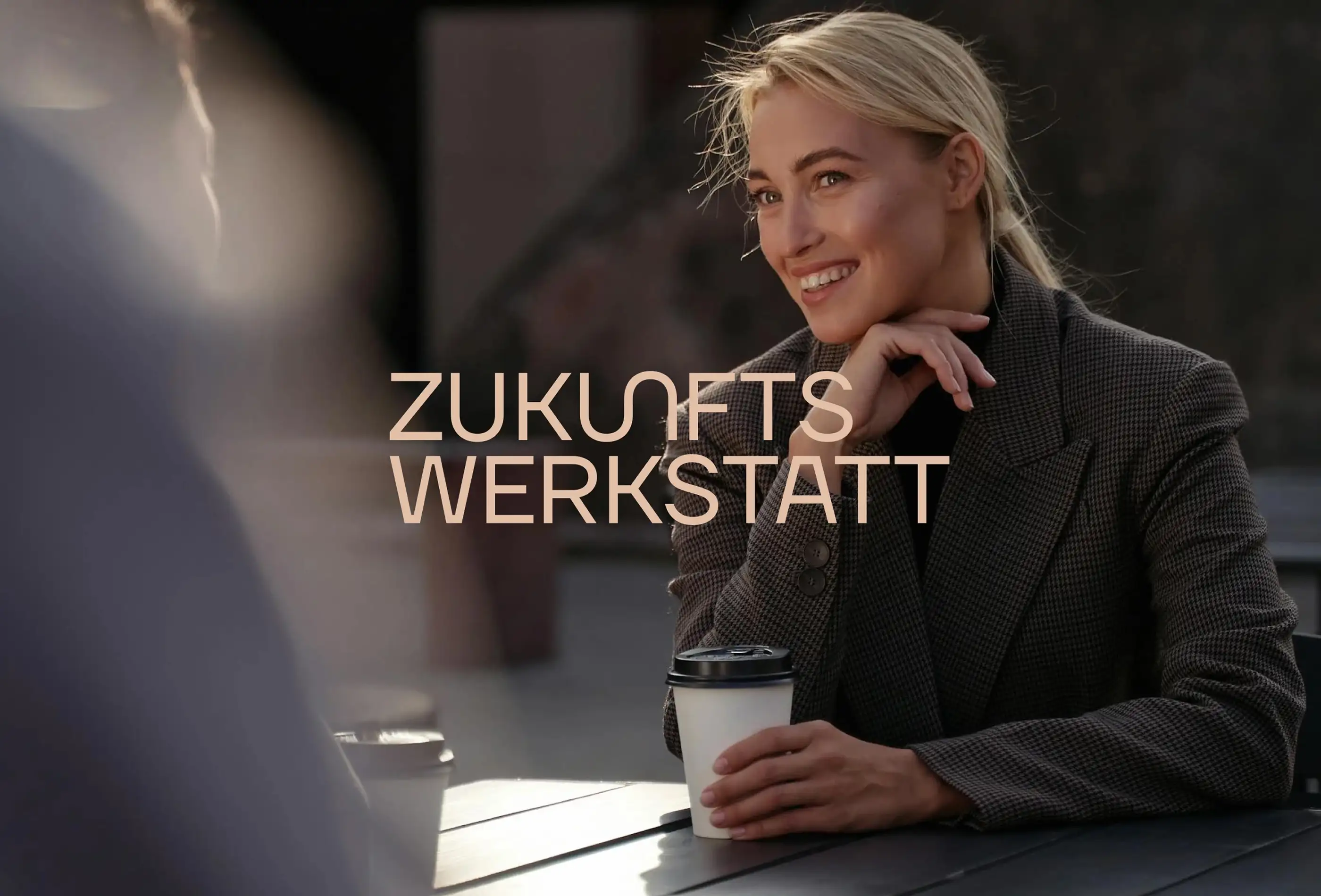 1 - Frau trinkt an Tisch einen Kaffee