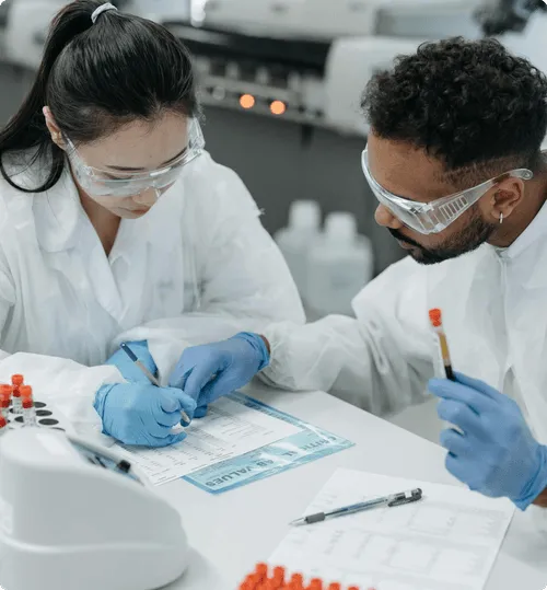 Photo d’un laboratoire scientifique en activité.