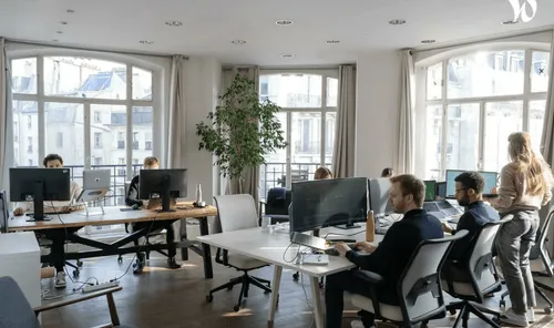 Photo d’une salle de conférence avec un groupe d’individus travaillant ensemble.