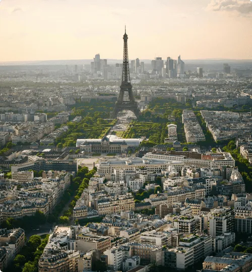 Vue aérienne de Paris avec la Tour Eiffel et un paysage urbain.