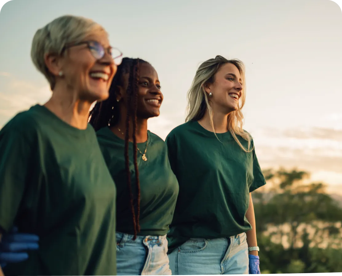 3 femmes souriantes regardent l'horizon