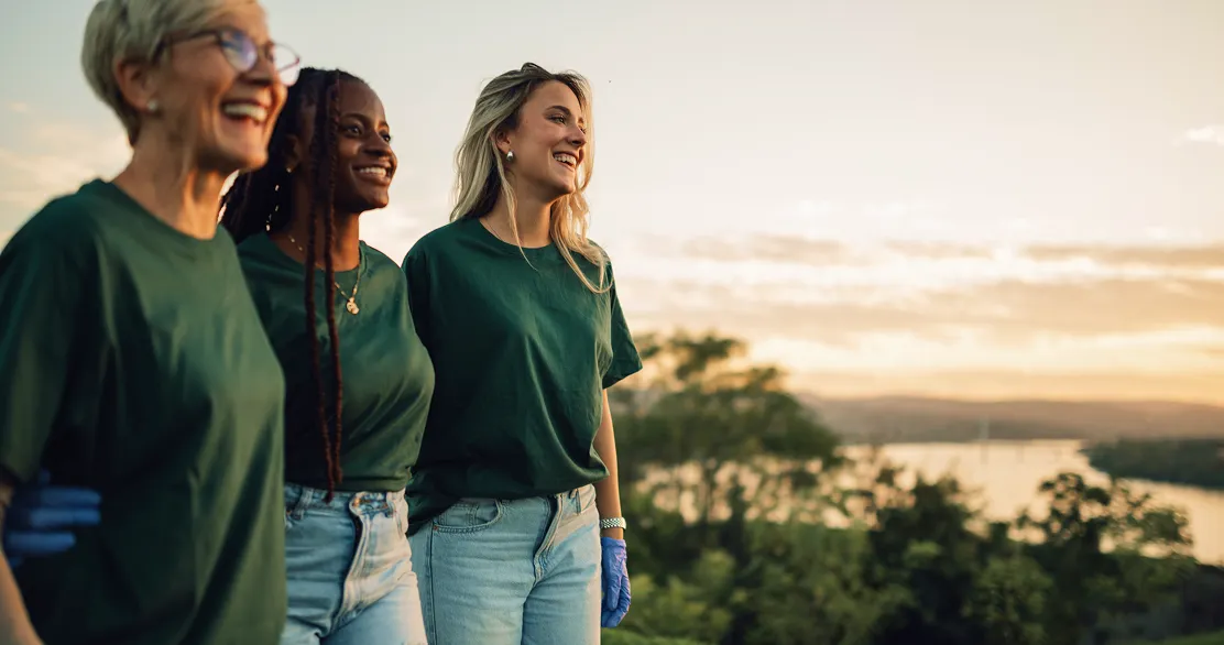 3 femmes souriantes regardent l'horizon