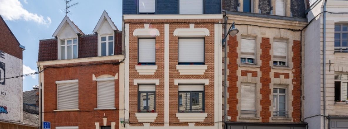 Façades de maisons de ville en briques