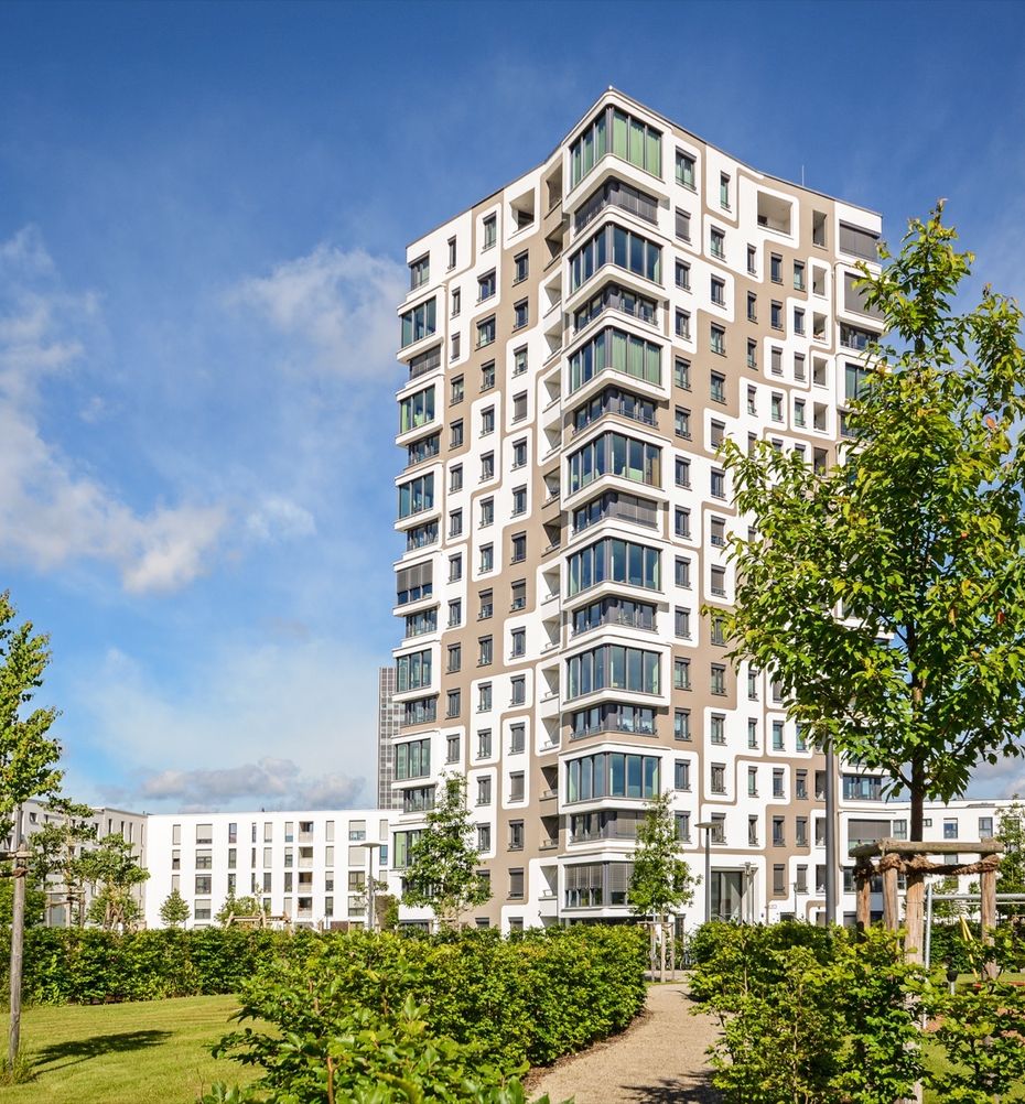 Immeuble résidentiel moderne entouré d'arbres