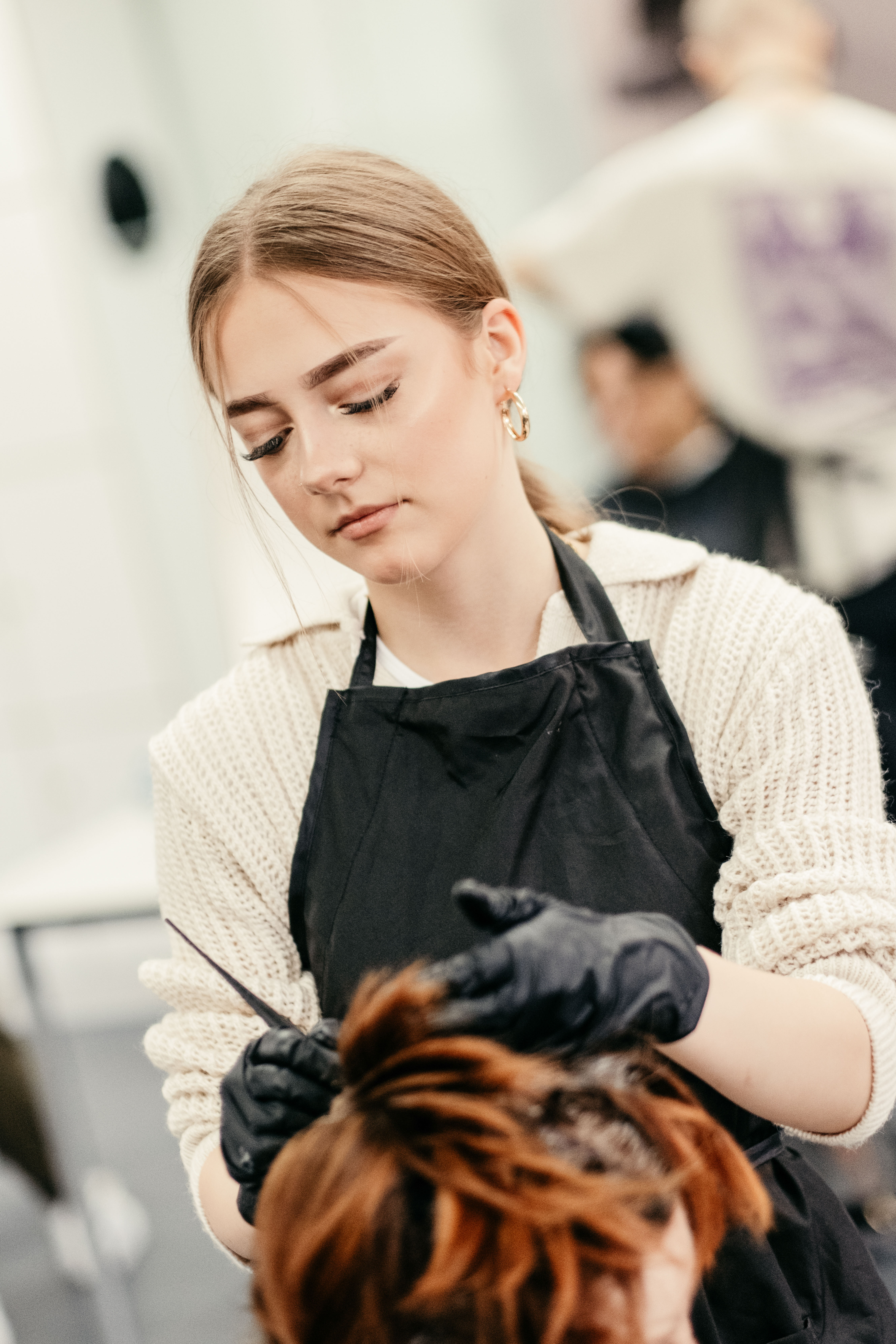 Louisa Herold am Laptop · KI-Workshop