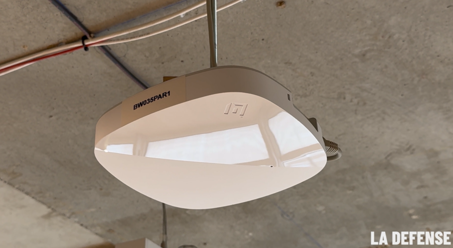 Borne Wi-Fi installée au plafond à ICN La Défense