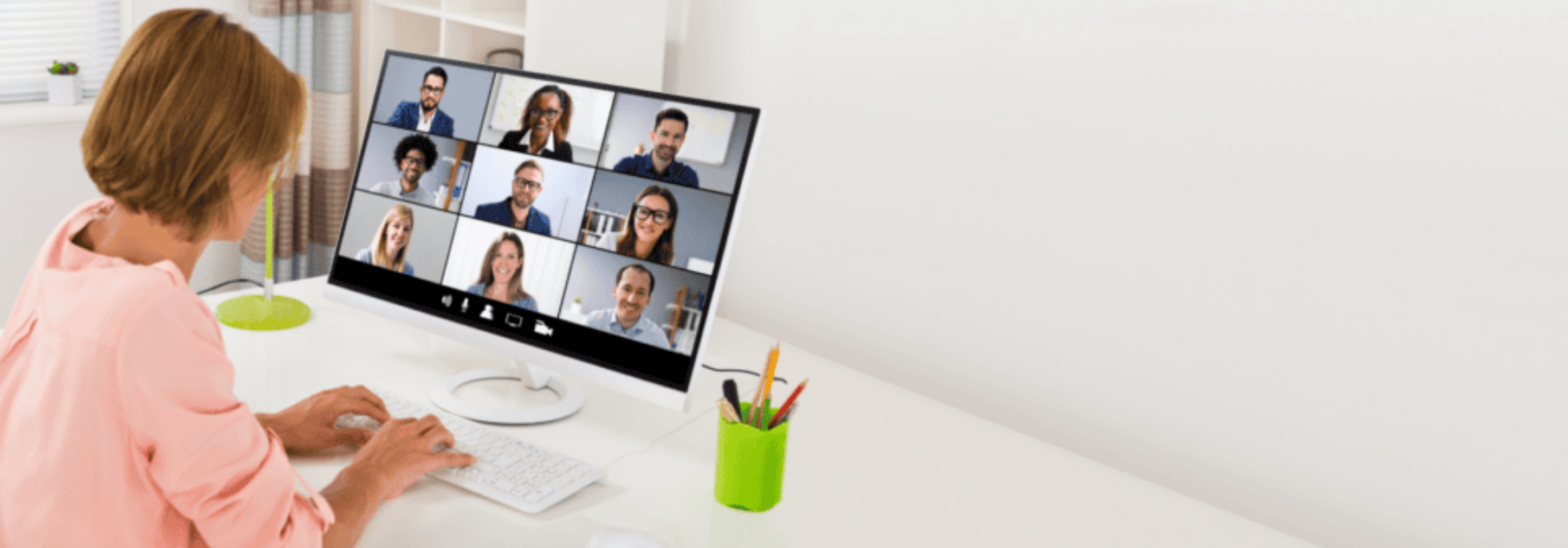 Femme participant à une visioconférence depuis son ordinateur