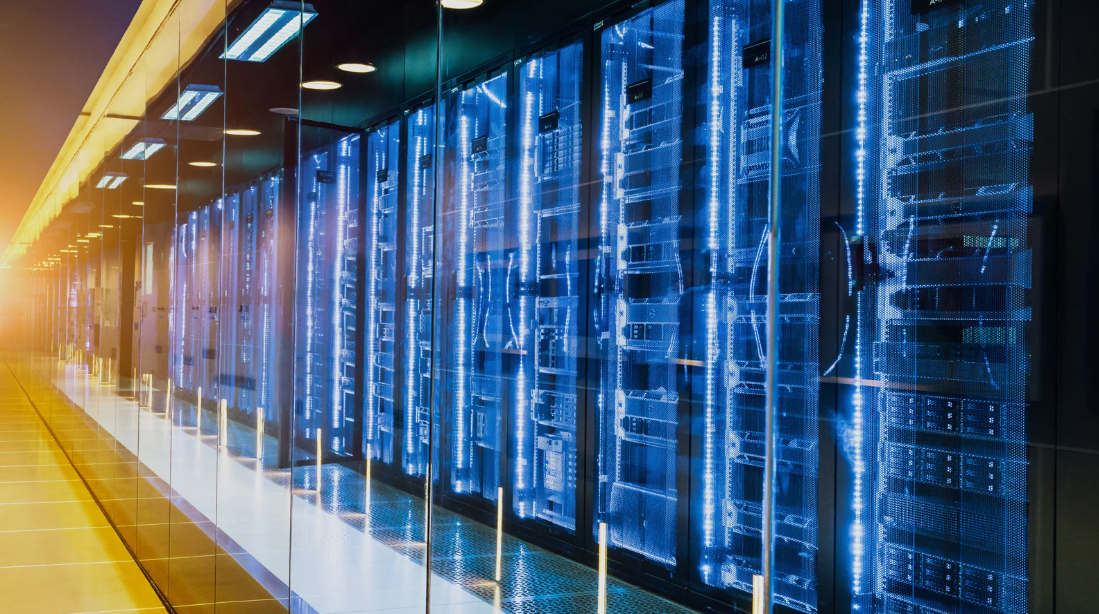 Baies de serveurs informatiques dans un centre de données.