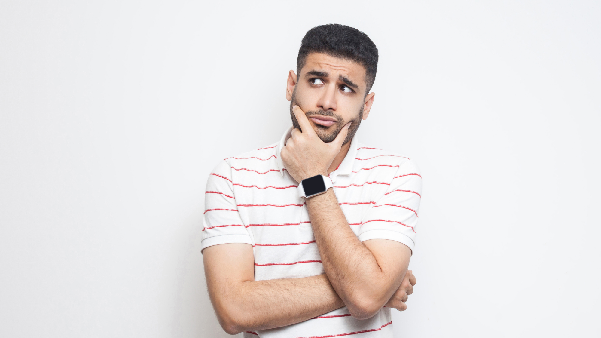 Personne réfléchissant au choix d'une licence Microsoft 365.