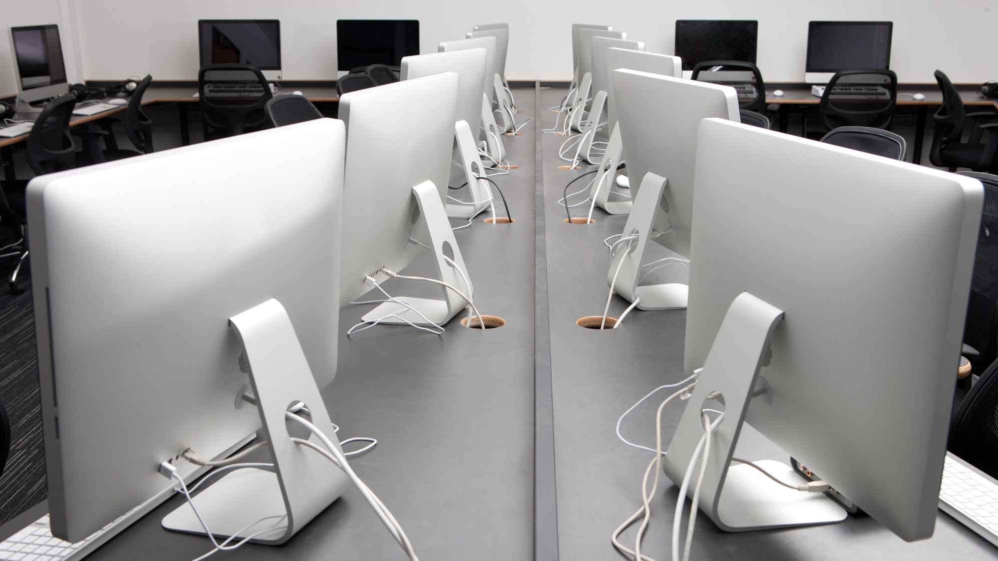 Salle équipée d'un parc informatique professionnel.