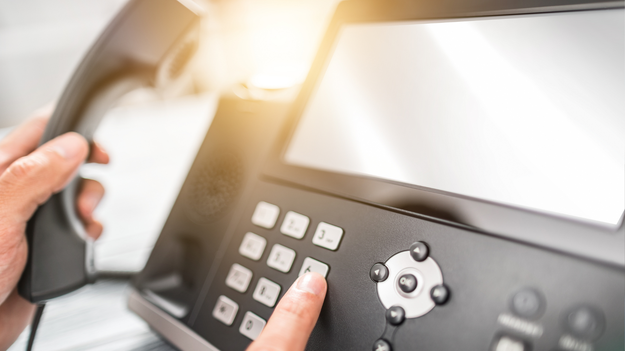 Téléphone IP professionnel avec écran tactile et clavier numérique utilisé pour passer un appel en entreprise.