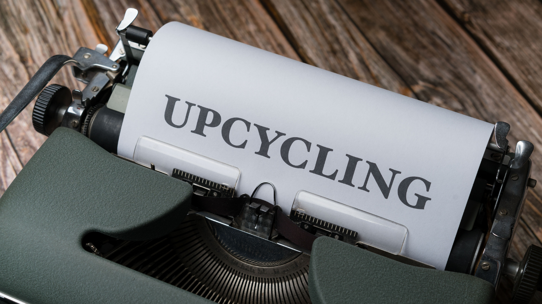 Machine à écrire avec le mot « Upcycling » imprimé sur une feuille.