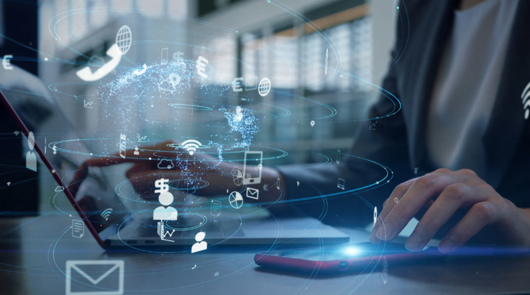 Professionnel utilisant une tablette avec une interface numérique représentant les services cloud et les données connectées.