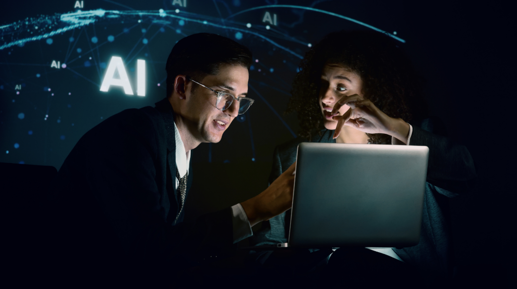 Deux collaborateurs travaillant sur un projet d'intelligence artificielle devant un ordinateur portable.