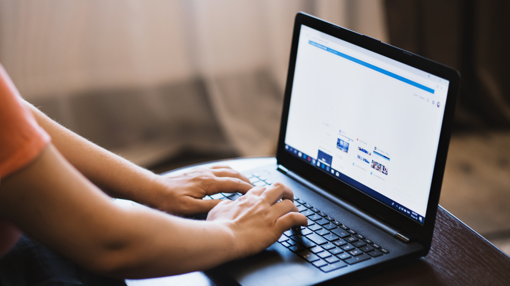Collaborateur utilisant un ordinateur portable professionnel pour travailler.
