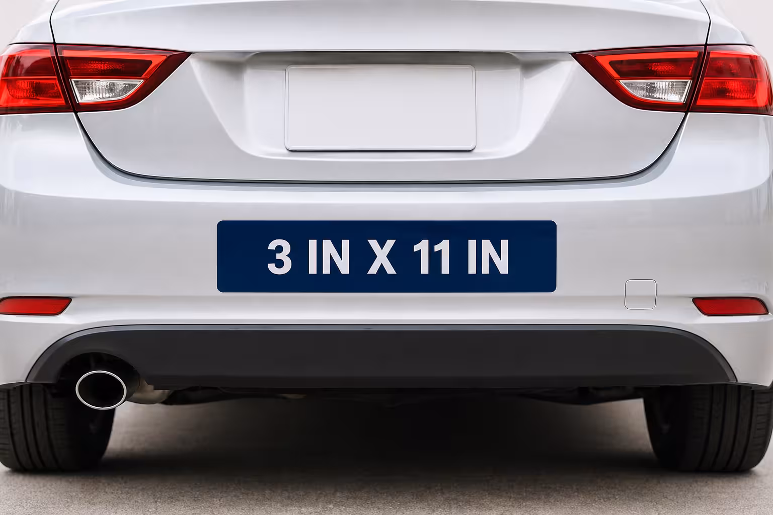 Zeigt die Standardgröße für Autoaufkleber an einem Auto an