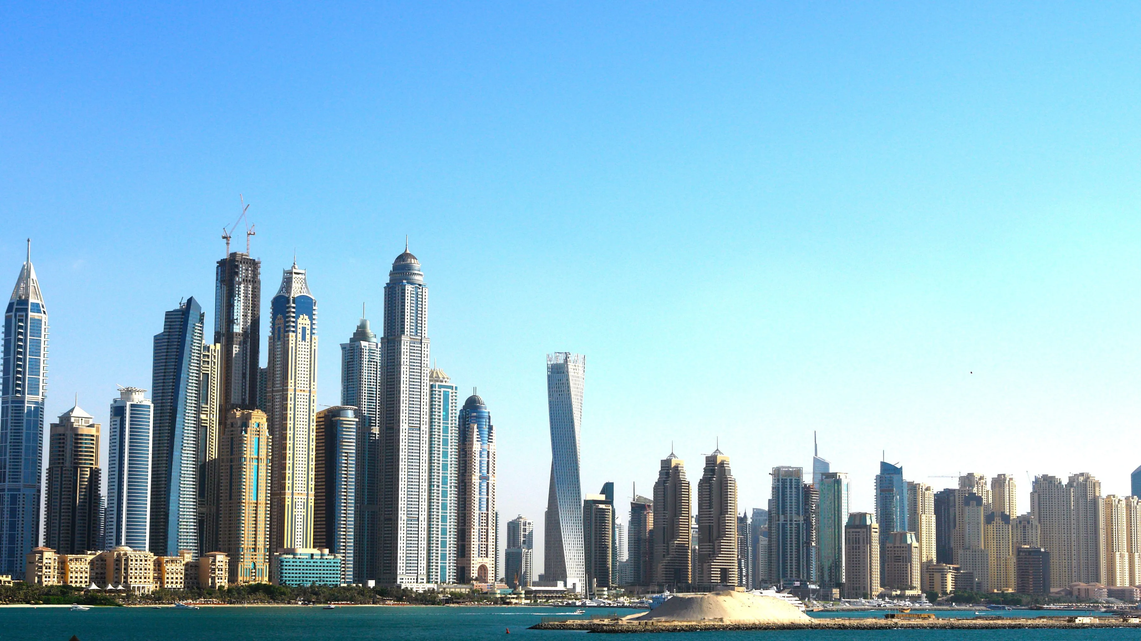 Skyline der Dubai Marina vom Strand aus gesehen