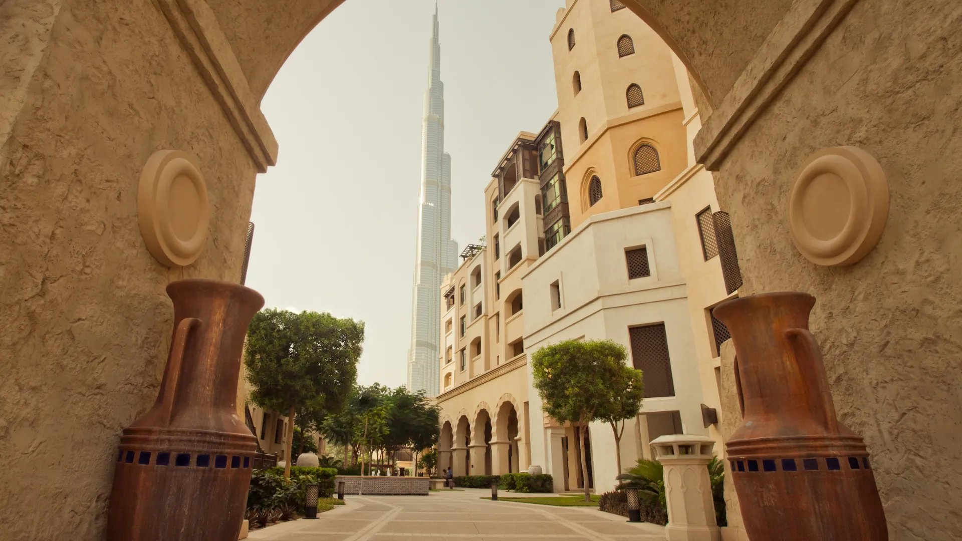 Traditionelle Arkaden in Downtown Dubai mit dem Burj Khalifa im Hintergrund