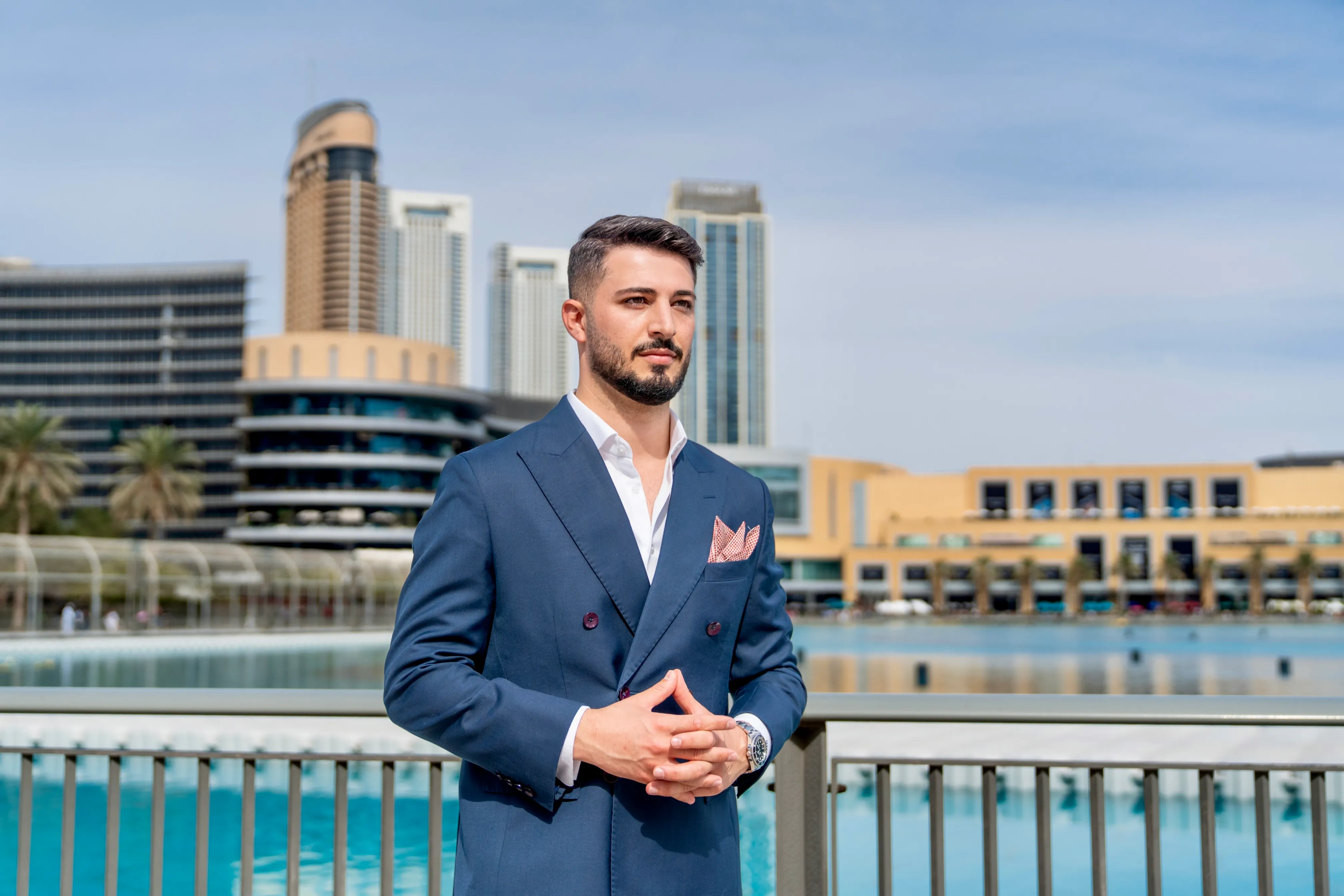 Hannes Danho, Gründer der Danho & Partner Wirtschaftskanzlei, vor der Skyline von Dubai