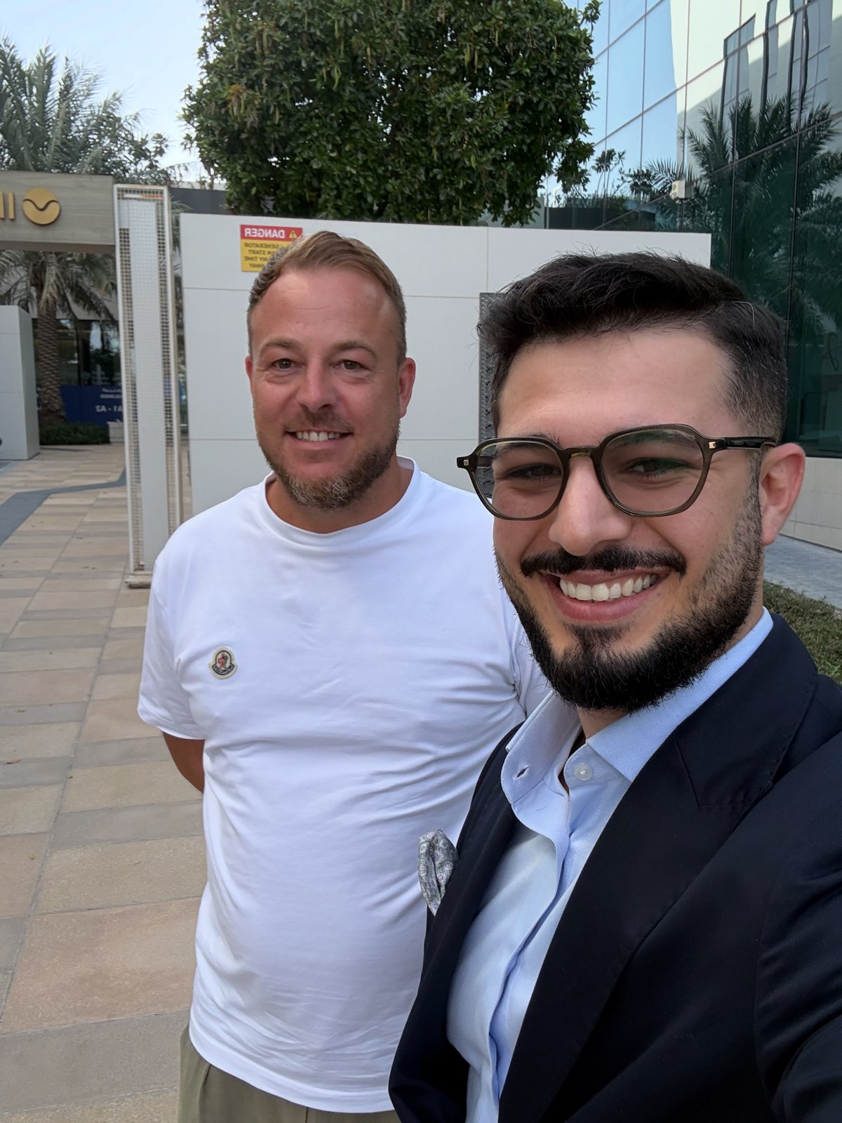 Hannes Danho mit einem Mandanten vor dem Buero in Dubai