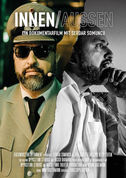 Werbeplakat für den Dokumentarfilm „Innen/Außen“ mit Serdar Somuncu, der links in Militäruniform mit Sonnenbrille und rechts in einem Schwarz-Weiß-Profil zu sehen ist.