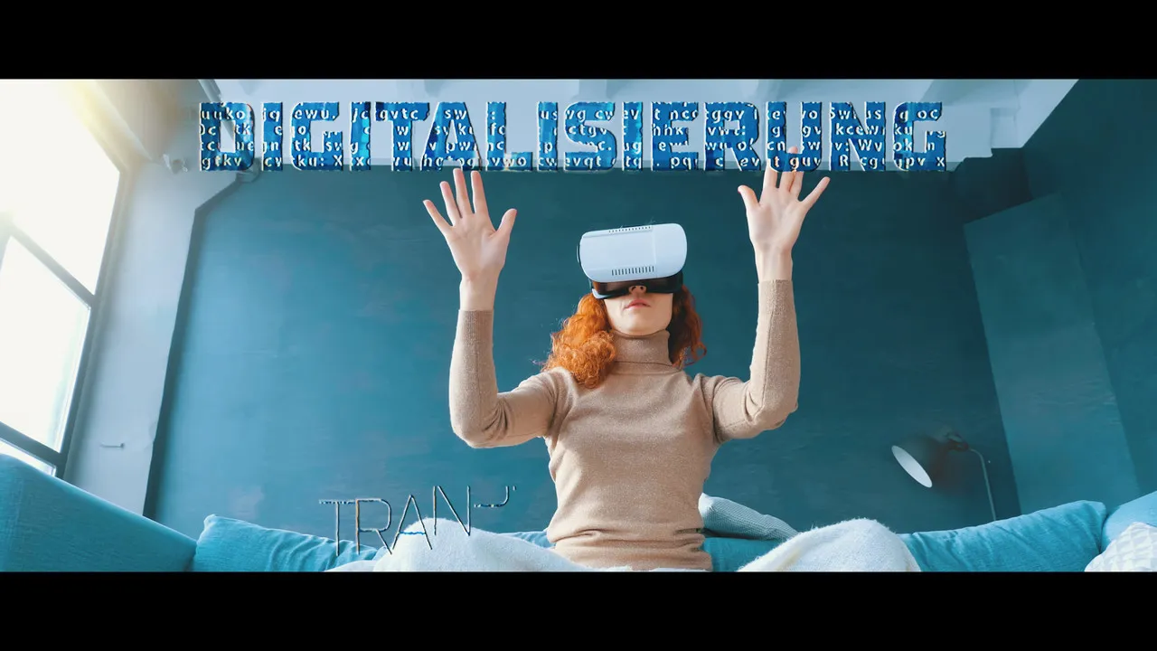 Eine Frau mit lockigem rotem Haar sitzt auf einem Sofa, trägt eine Virtual-Reality-Brille und hebt die Hände; über ihr ist das Wort „DIGITALISIERUNG“ zu sehen.