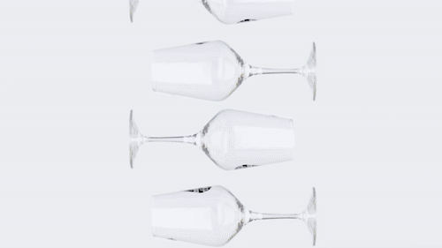 Animation von transparenten Weingläsern, die sich horizontal vor einem hellen Hintergrund drehen.