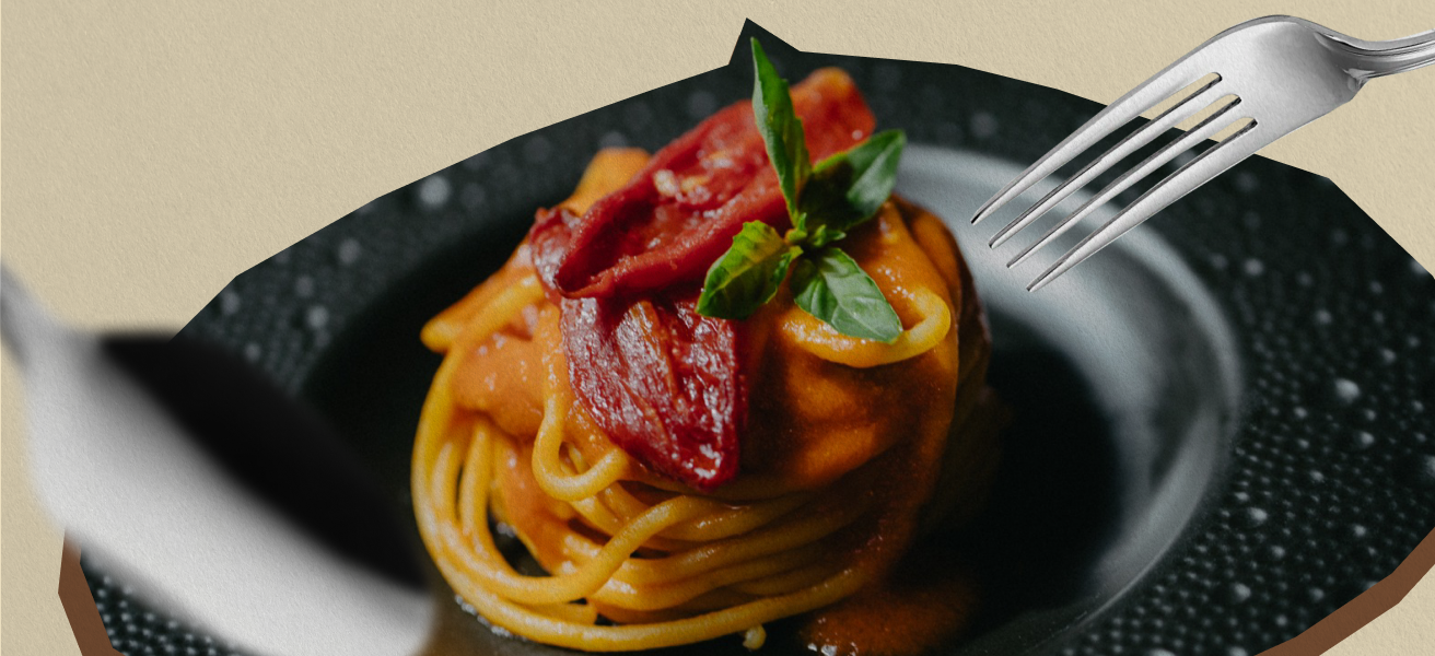 Spaghetti Pasta Livia with tomato sauce, roasted tomatoes and fresh basil, fine dining presentation