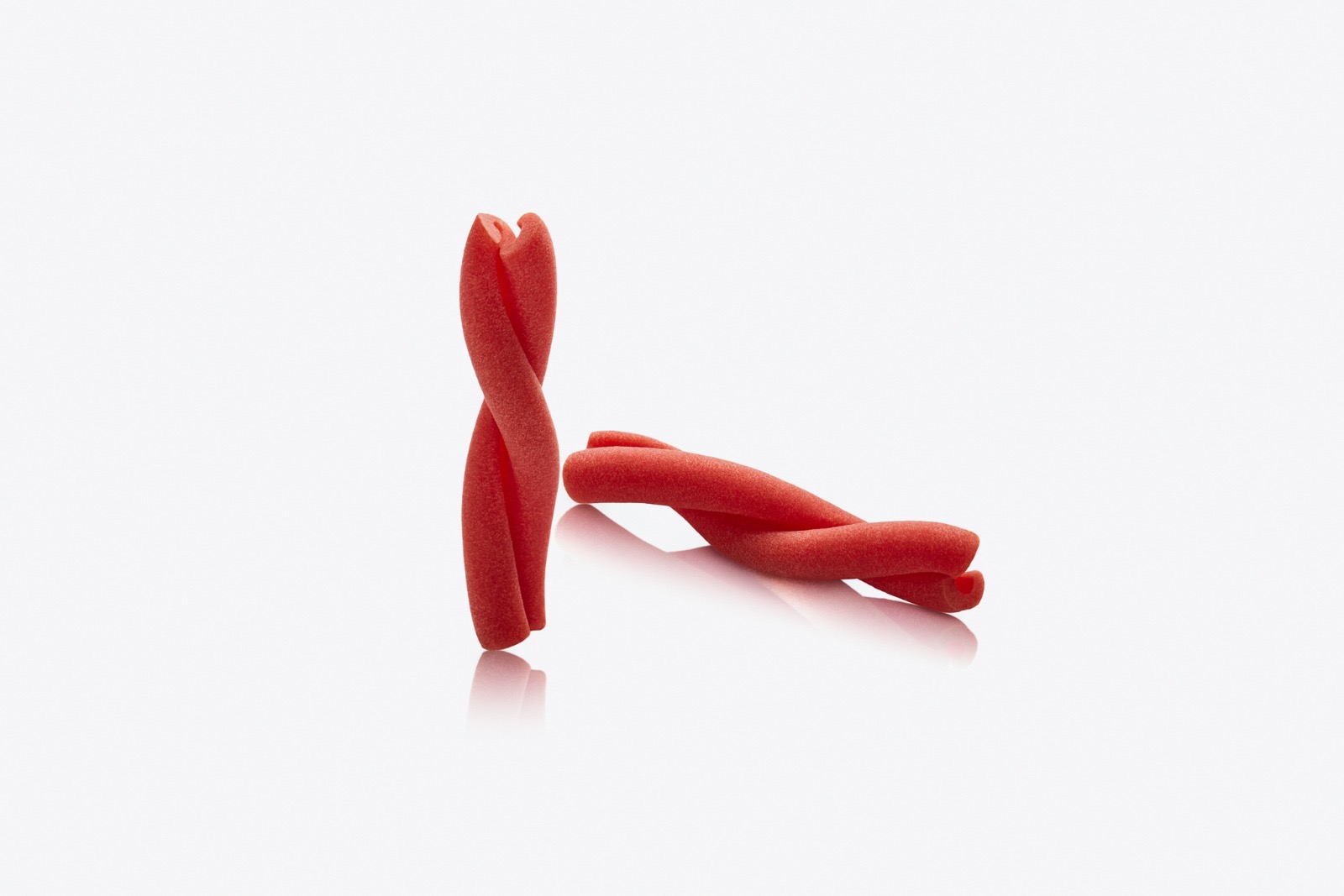 Casarecce al Pomodoro — riccioli di pasta fresca al pomodoro rosso nella classica forma casarecce
