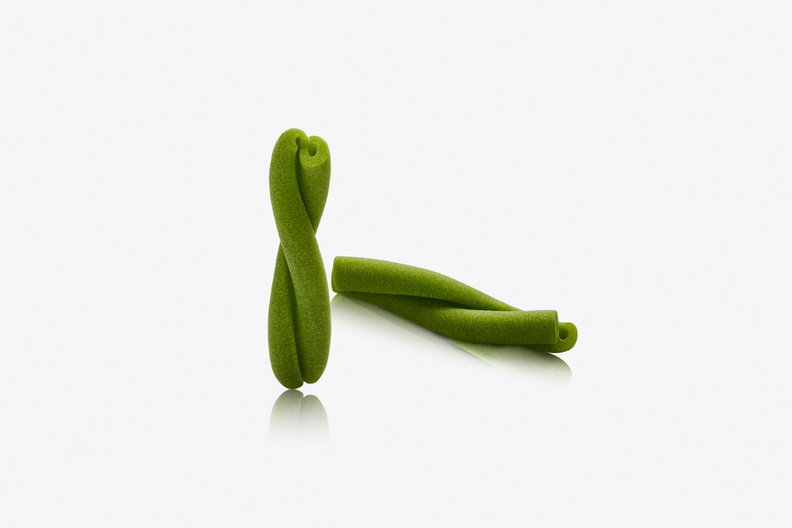Casarecce con Spinaci — riccioli di pasta fresca agli spinaci verde brillante nella classica forma casarecce