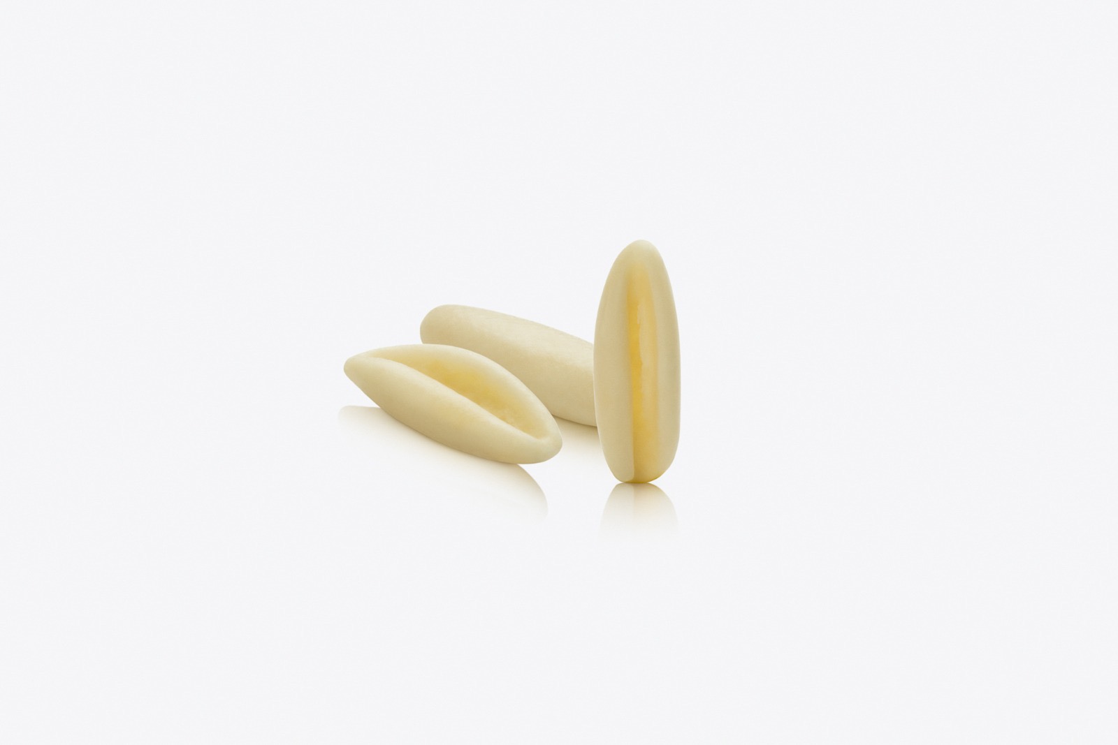 Cavatelli — piccole conchiglie di pasta pallida con la cavità concava tipica, di semola