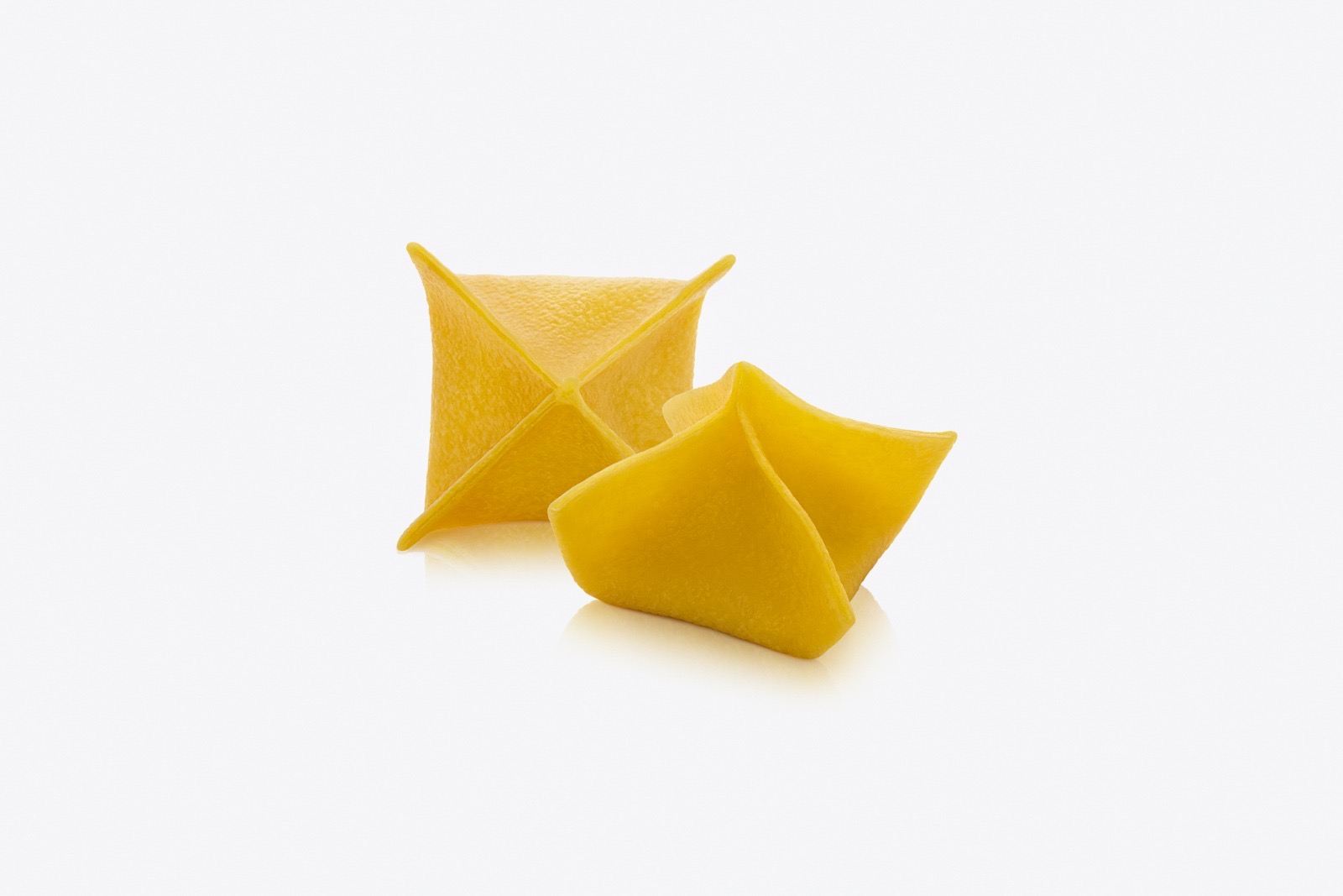 Fagottini con Ricotta e Spinaci — fagottini quadrati di pasta all'uovo dorata con quattro angoli raccolti