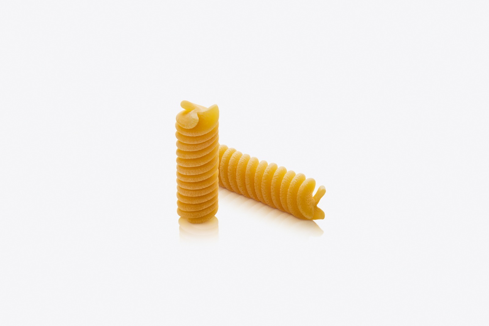 Fusilli — spirale paste të freskëta të arta me vezë, të mbështjellura fort