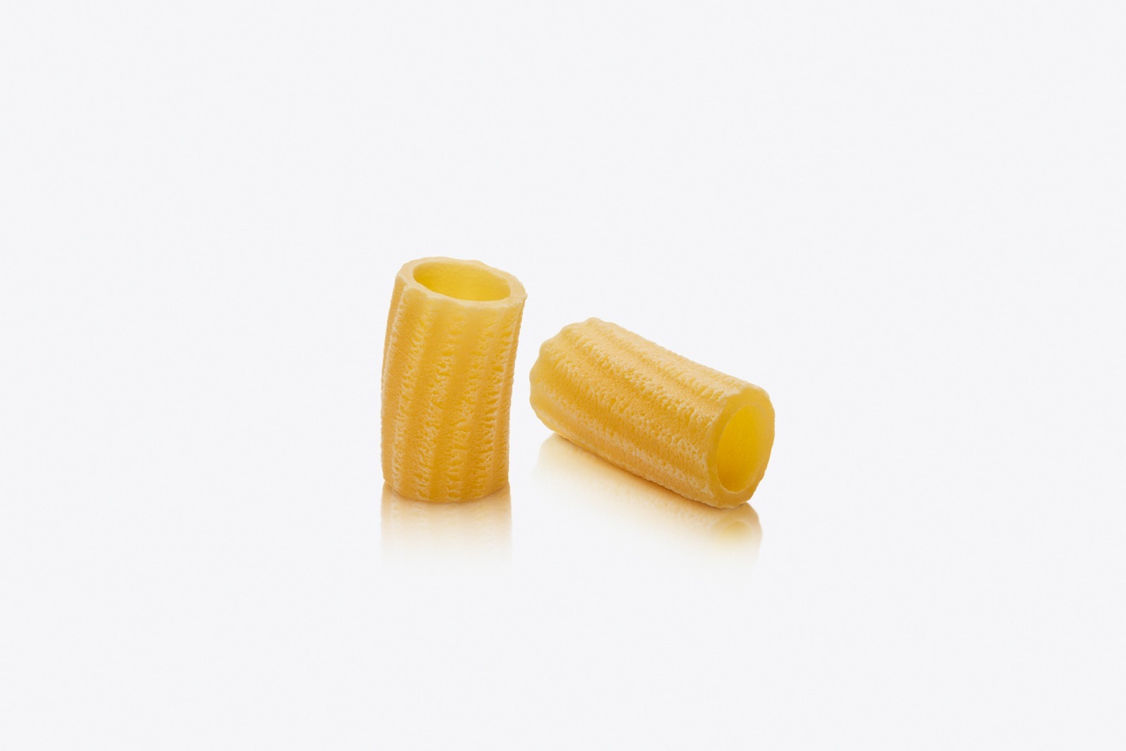 Mezzi Rigatoni 2mm — corti tubi di pasta fresca all'uovo con profonde righe longitudinali