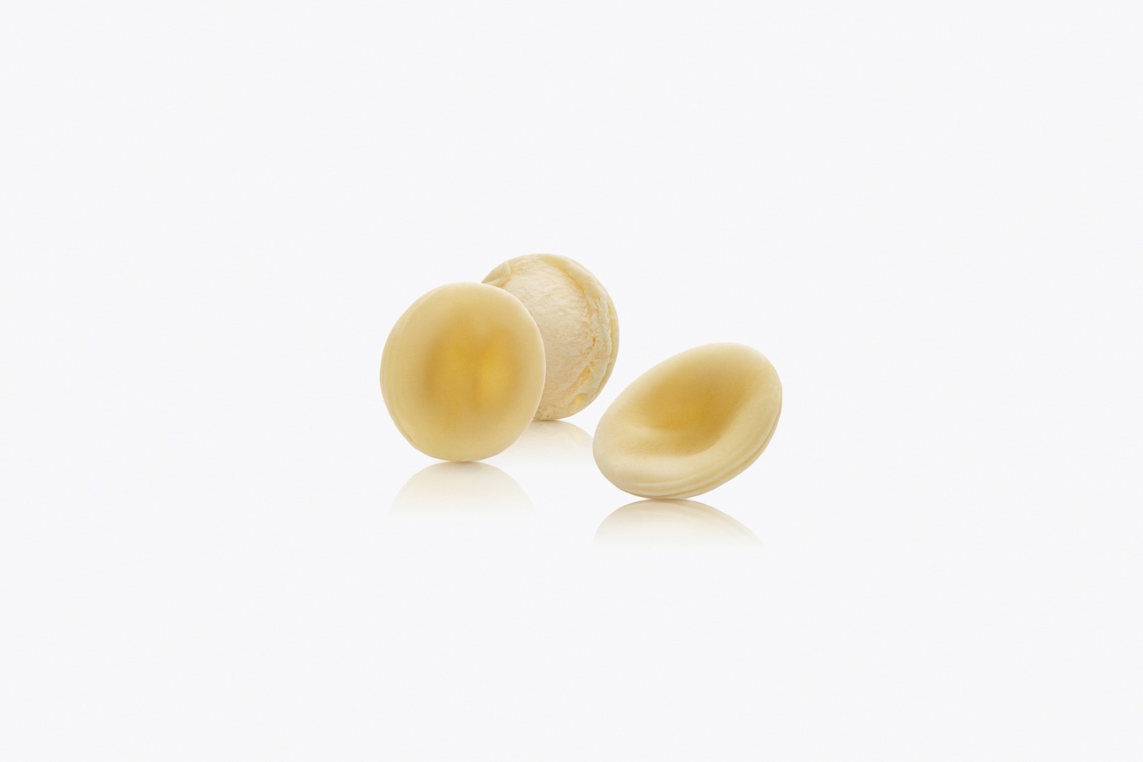 Orecchiette — piccole orecchie di pasta pallida con la tipica cavità concava, di semola