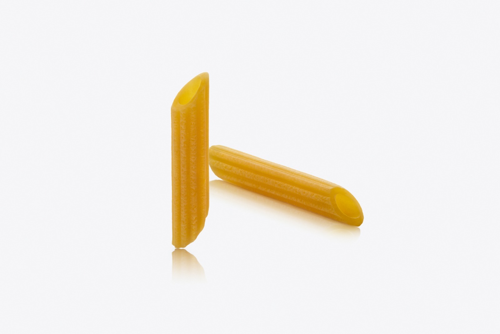 Penne — tubi di pasta fresca all'uovo con superficie rigata e estremità tagliate in diagonale