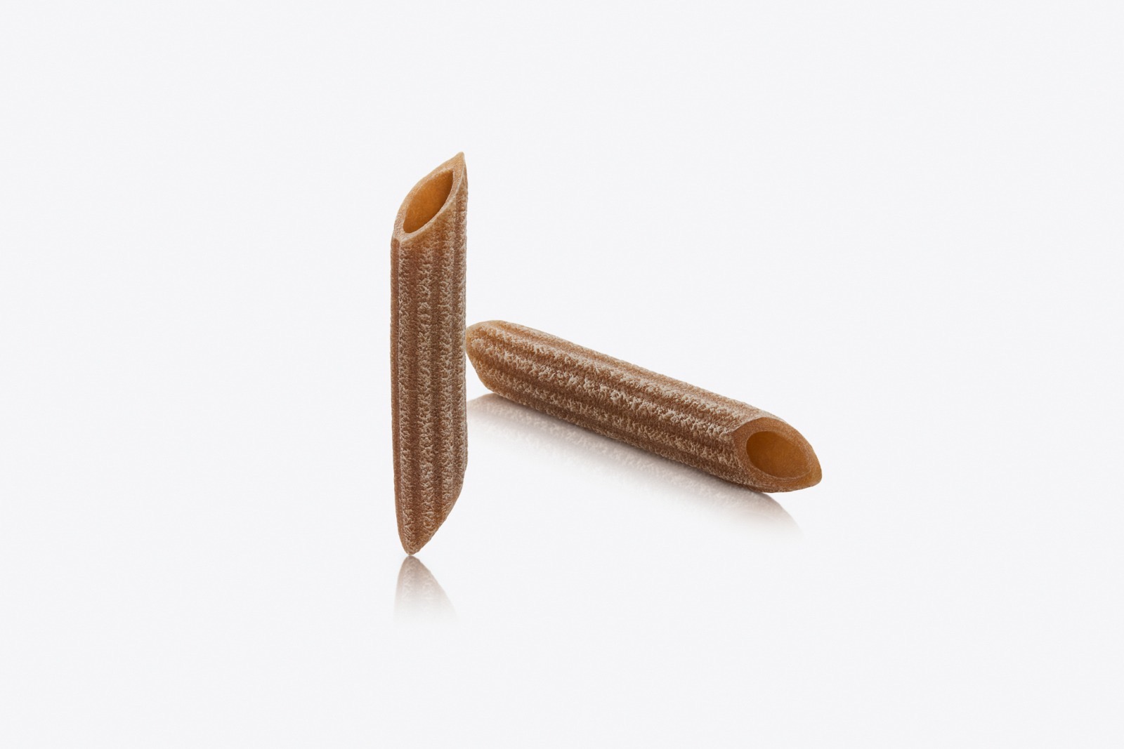Penne Integrali — penne rigate integrali di colore marrone naturale caldo, rigate e naturalmente sane