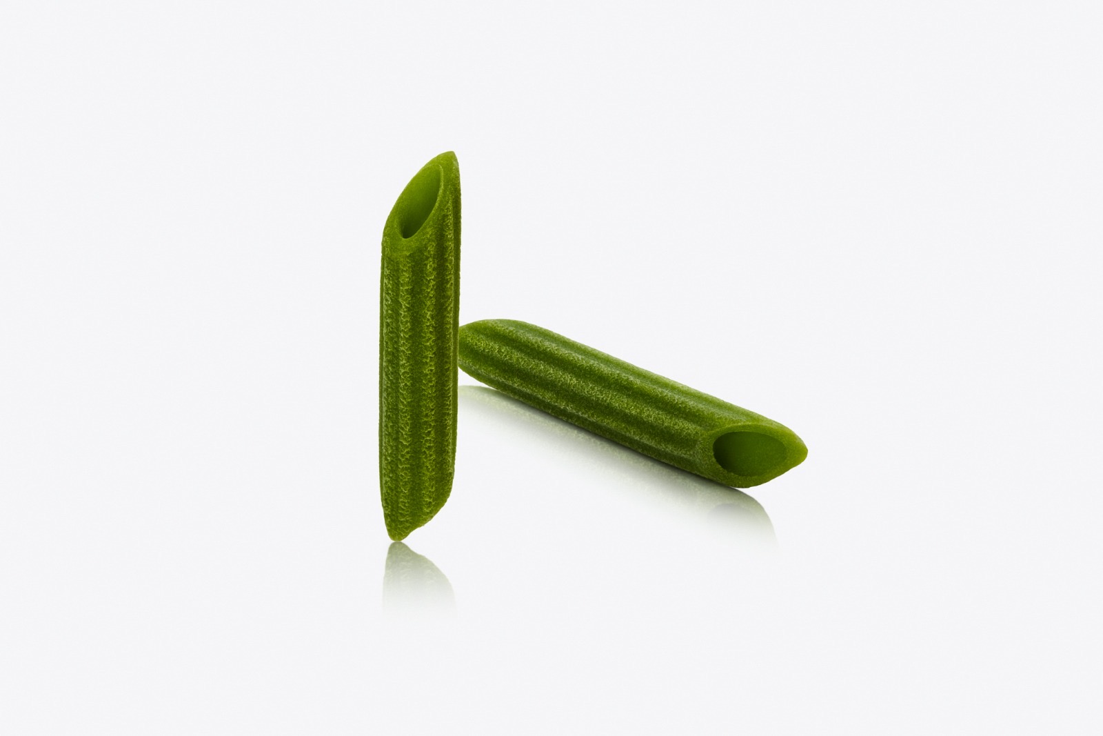 Penne con Spinaci — penne rigate agli spinaci verde brillante con superficie rigata